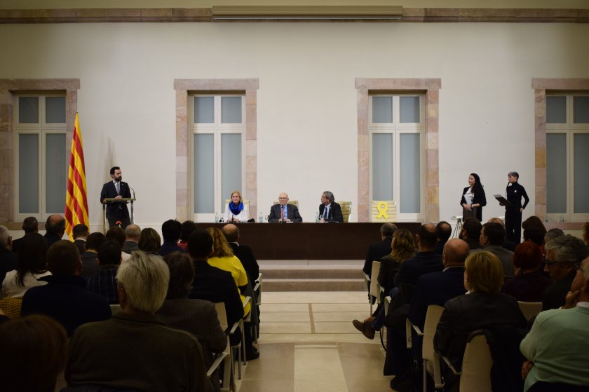  The president of the Parliament, Roger Torrent, has taken part in the institutional act of support to Carme Forcadell today in the Parliament 