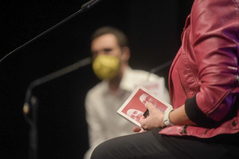  The Minister of Health, Alba Vergés, holds the book by Oriol Junqueras and Marta Rovira, ' We will win again (and how we will)', at the Girona event, October 1 / Marc Puig 